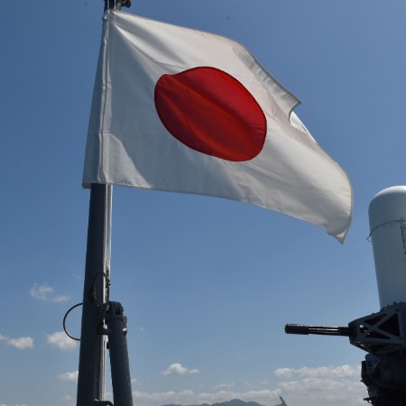 Imagem de arquivo de bandeira do Japão; país foi atingido por terremoto que gerou alerta de tsunami - Ted Aljibe/AFP