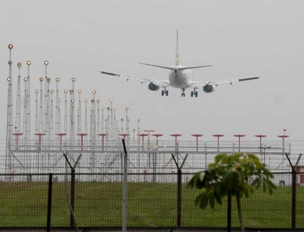 Avião pousa no Aeroporto Internacional de São Paulo, em Guarulhos - Alessandro Shinoda/Folhapress