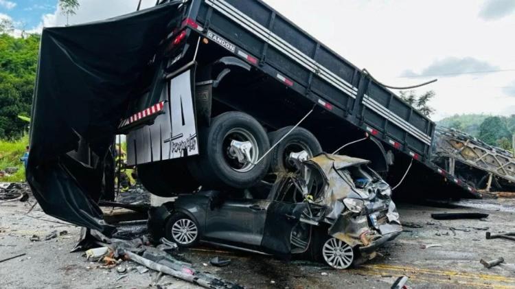 Carro de passeio fica destruído após colisão com carreta em Teófilo Otoni (MG)