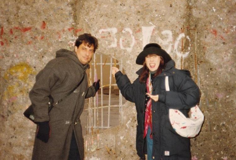 Roberto de Carvalho e Rita Lee na frente do 'Muro da Vergonha' Roberto de Carvalho e Rita Lee na frente do 'Muro da Vergonha'