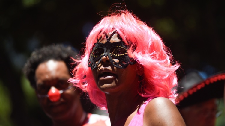 Máscaras estão presentes nas fantasias para o Bloco Cordão do Boitatá, no Rio de Janeiro