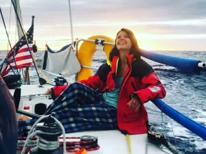 Navegando de pijama: jovem deu volta ao mundo sozinha, feliz da vida