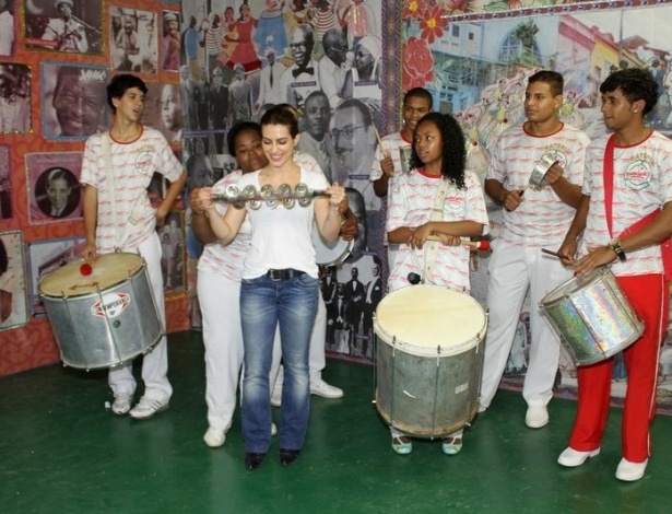 13.dez.2012 - A atriz Cleo Pires visitou o barracão da escola de samba carioca Acadêmicos do Grande Rio, na Cidade do Samba, zona portuária do Rio
