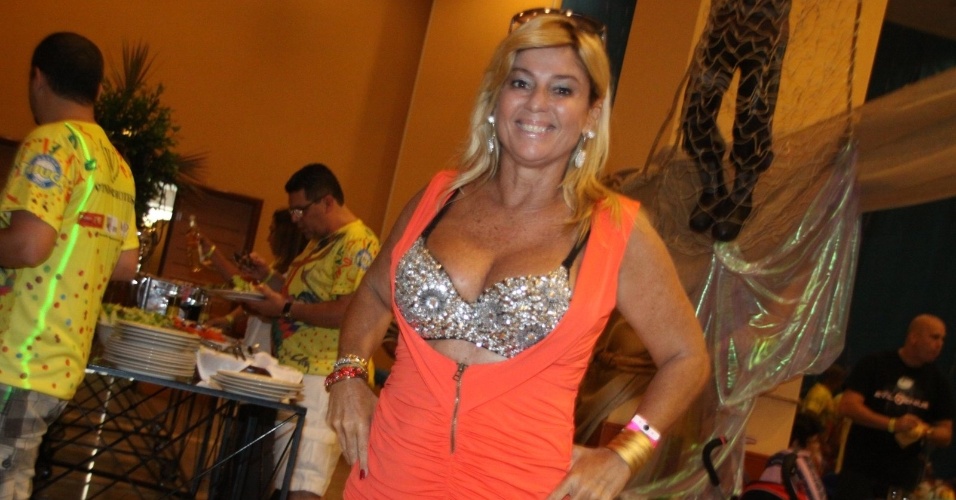 19.jan.2013 - A ex-BBB Cida Moraes participa de feijoada da Unidos da Tijuca em hotel na Barra