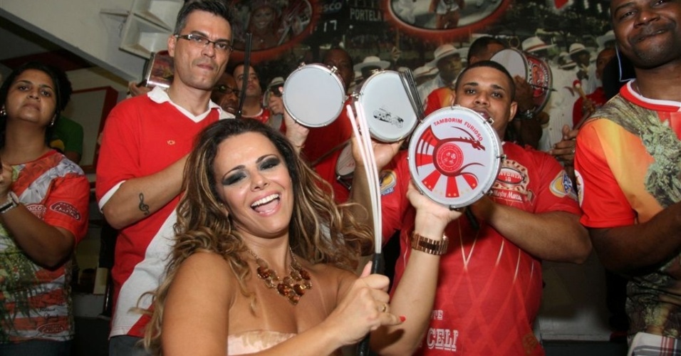 Jan.2013 - Viviane Araújo toca tamborim à frente da bateria do Salgueiro