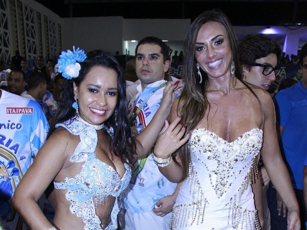 31.jan.2013 - A rainha de bateria Raíssa Oliveira samba com a musa Nicole
