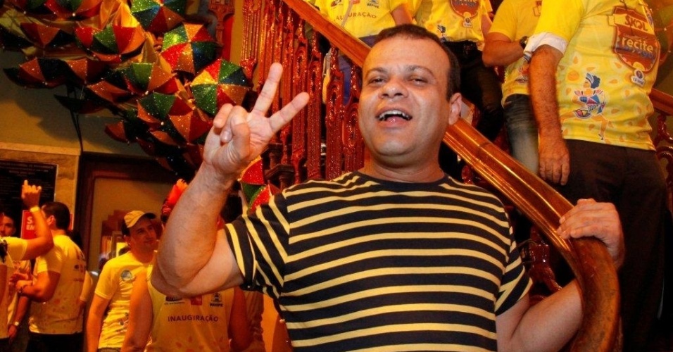 5.fev.2013 - O ex-BBB Daniel no camarote da Skol, em Recife, no pré-carnaval da capital pernambucana