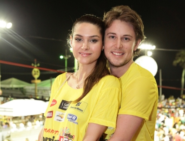 7.fev.2013 - A atriz Fernanda Machado e o namorado, o norte-americano Robert Riskin, no camarote Contigo! durante o Carnaval de Salvador