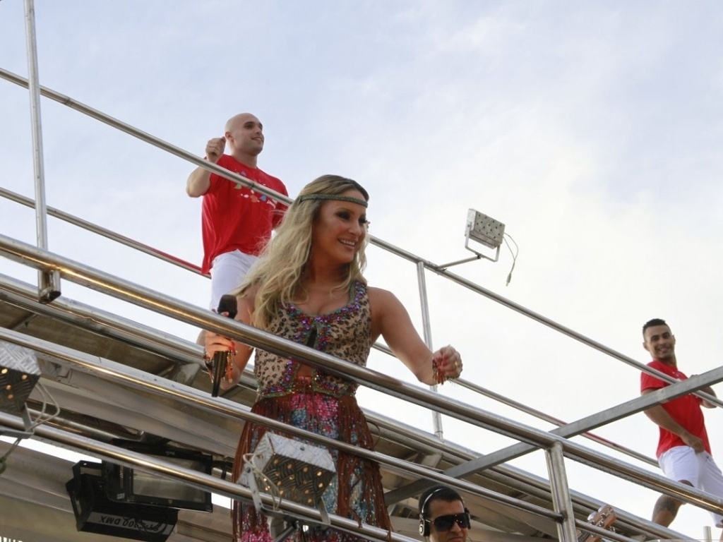8.fev.2013 - Com visual anos 70, Claudia Leitte sai do Farol da Barra a bordo do trio Cocobambu no Carnaval de Salvador