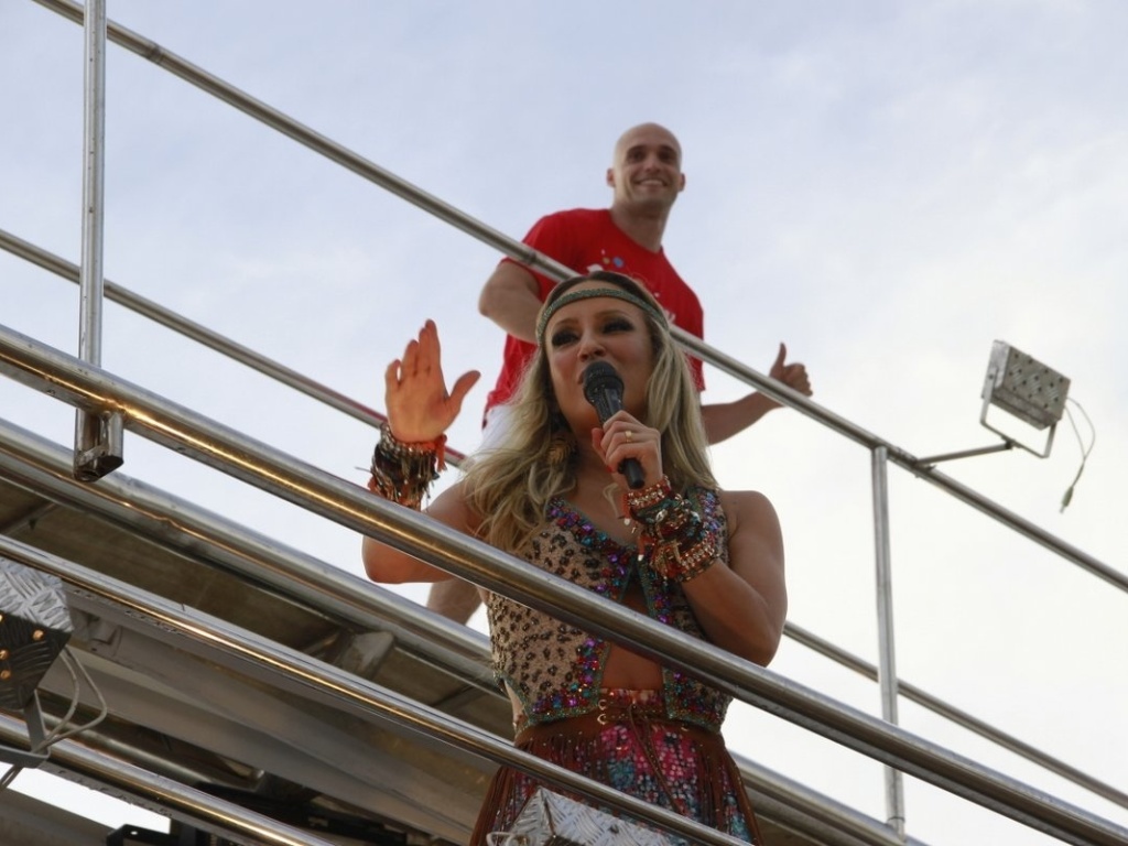 8.fev.2013 - Com visual anos 70, Claudia Leitte sai do Farol da Barra a bordo do trio Cocobambu no Carnaval de Salvador