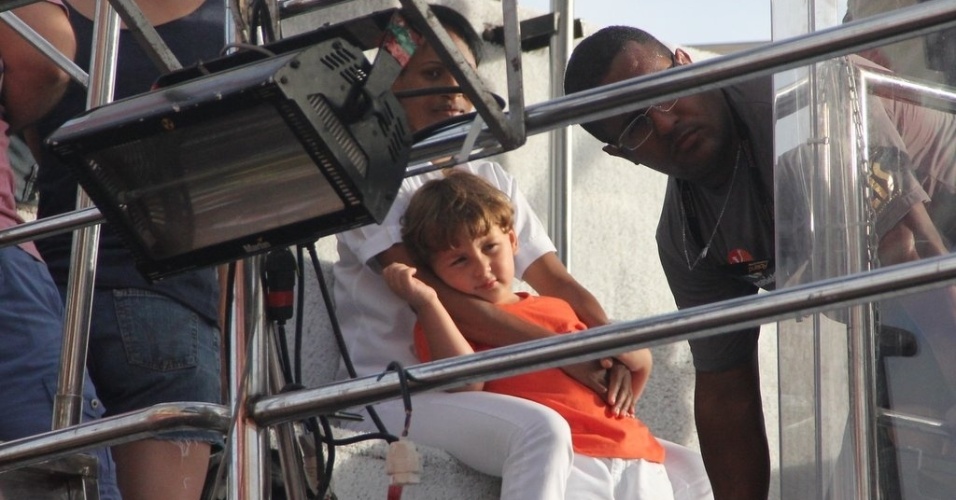 8.fev.2013 - Davi, filho mais velho de Claudia Leitte, assiste apresentação da mãe no trio elétrico Cocobambu no circuito Barra-Ondina, em Salvador