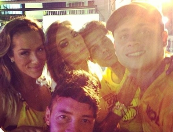 8.fev.2013 - Giovanna Ewbank curtiu o show do Chiclete com Banana ao lado de Nicole Bahls e outros amigos, em Salvador
