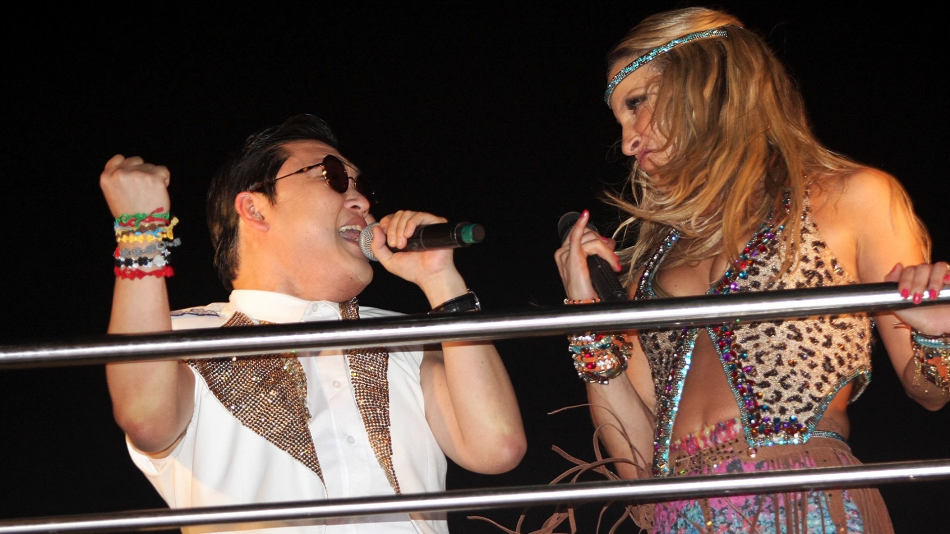 8.fev.2013 - Psy e Claudia Leitte se apresentam juntos com o bloco Cocobambu no circuito Barra/Ondina