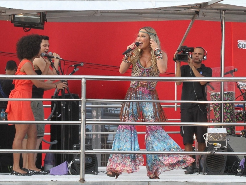 8.fev.2013 Claudia Leitte anima o público de Salvador ao passar pelo circuito Barra-Ondina em sua primeira apresentação no Carnaval 2013 de Salvador