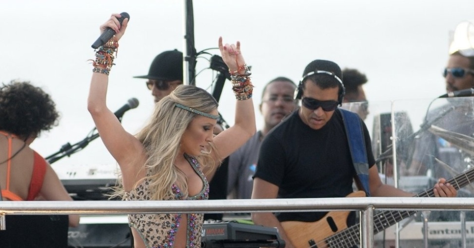 8.fev.2013 Claudia Leitte faz coreografia durante apresentação no bloco Cocobambu em Salvador