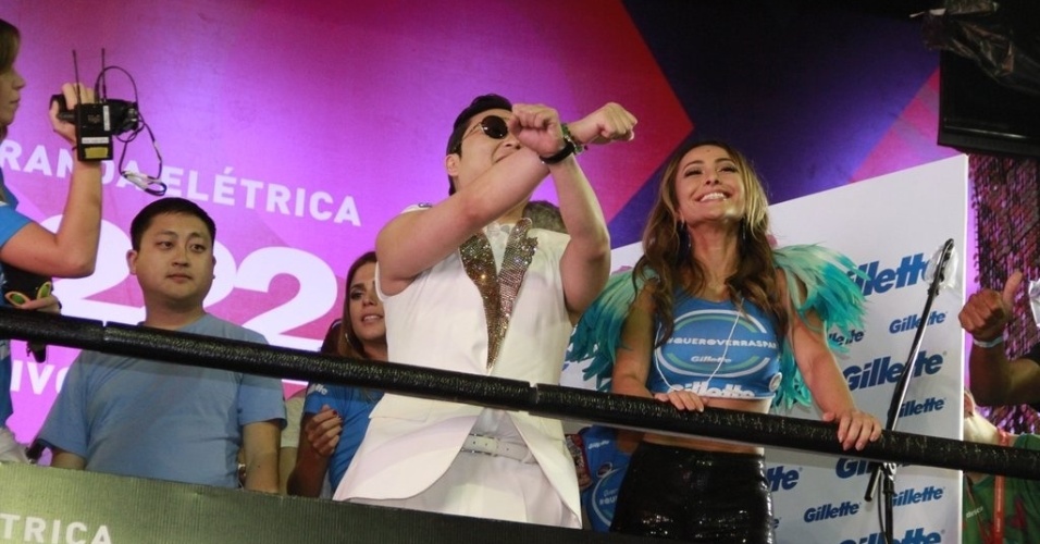 8.jan.2013 - Psy e Sabrina Sato no bloco Cocobambu, da cantora Claudia Leitte, no circuito Barra/Ondina, em Salvador