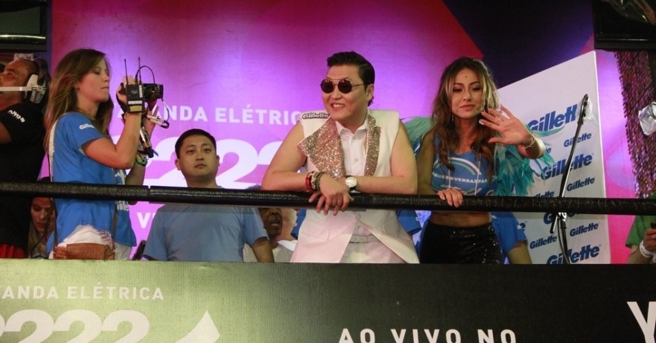 8.jan.2013 - Psy e Sabrina Sato no bloco Cocobambu, da cantora Claudia Leitte, no circuito Barra/Ondina, em Salvador