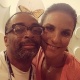 8.Fev.2013 - O cineasta Spike Lee posa com Ivete Sangalo na casa da cantora, em Salvador. A foto foi publicada por Ivete em seu Instagram. "Meu querido Spike Lee em minha casa!", escreveu ela - Reproduçãp/Instagram/veveta