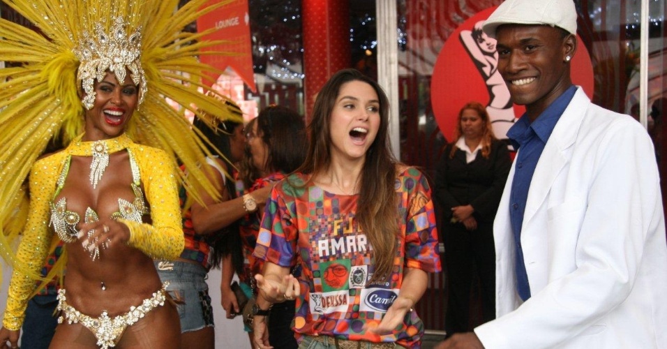 9.fev.2013 - Atriz Fernanda Machado samba na Feijoada do Amaral no MAM, no Rio de Janeiro
