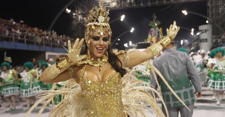 10.fev.2013 - Viviane Araújo, rainha da bateria da Mancha Verde, mostra samba no pé