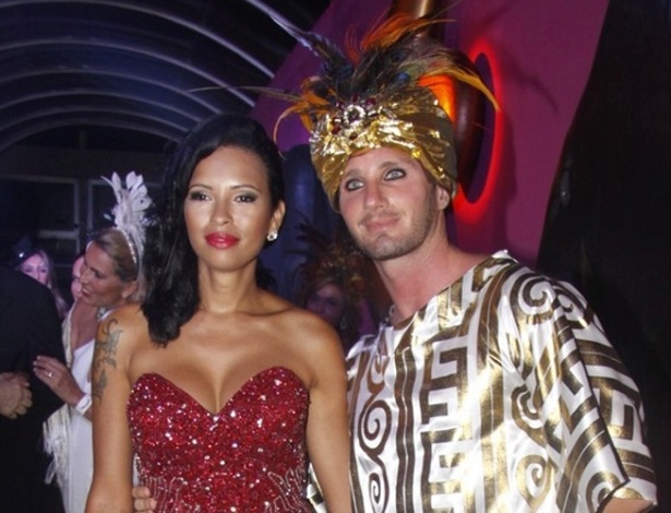 10.fev.2013 - A ex-BBB  Ariadna leva o ex-noivo Gabrielle Benedetti ao Baile de Gala do Copacabana Palace, no Rio