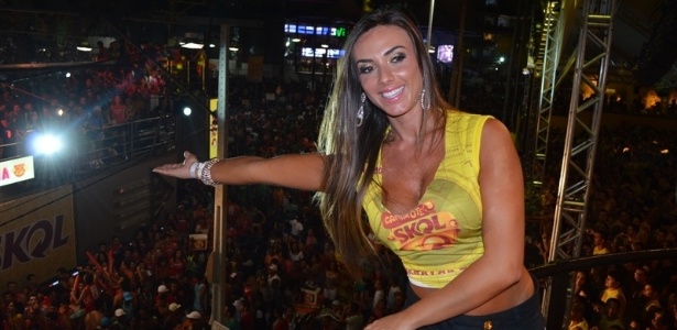 10.fev.2013 - Nicole Bahls cumprimenta a multidão do Carnaval de Salvador, no Camarote Skol