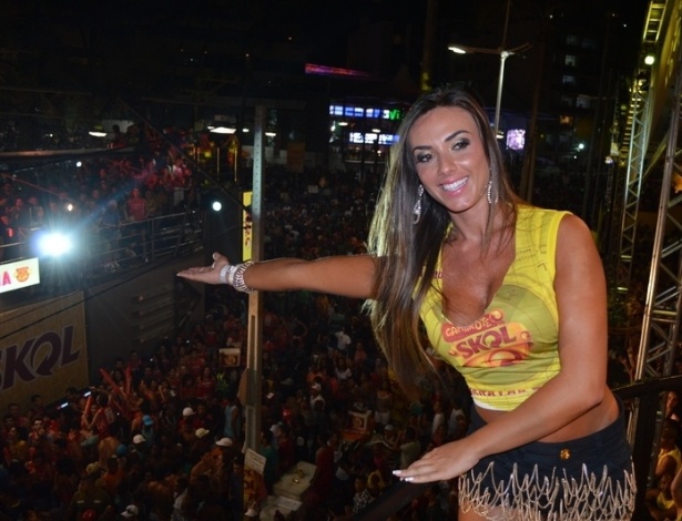 10.fev.2013 - Nicole Bahls cumprimenta a multidão do Carnaval de Salvador, no Camarote Skol