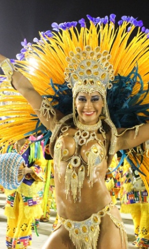 10.fev.2013- Rainha da Paraíso do Tuiutui, a ex-BBB Mayra Cardi desfila no Grupo A