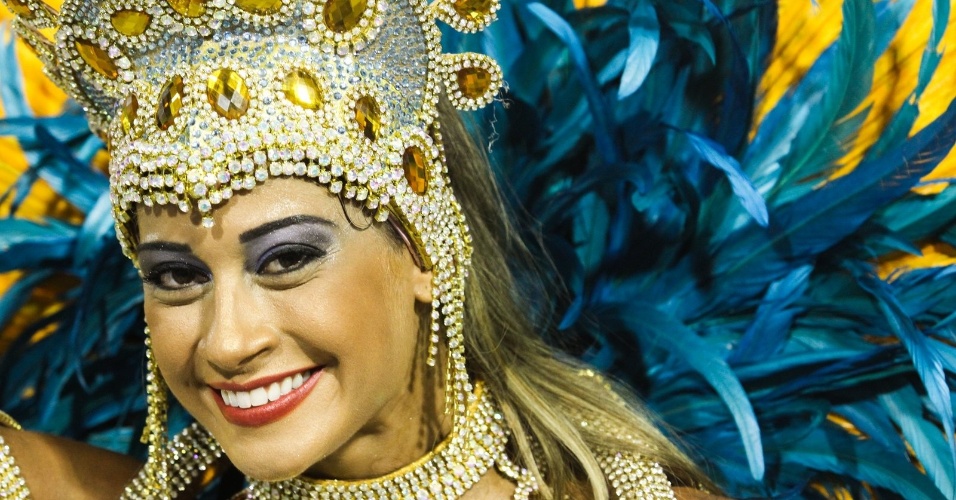 10.fev.2013- Rainha da Paraíso do Tuiutui, a ex-BBB Mayra Cardi desfila no Grupo A