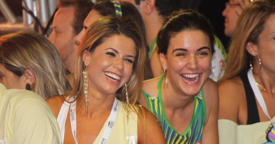 10.fev.2013 - Ex-BBB's Cacau Colluci e Laisa Portela assistem show de Claudia Leitte no Carnaval de Salvador