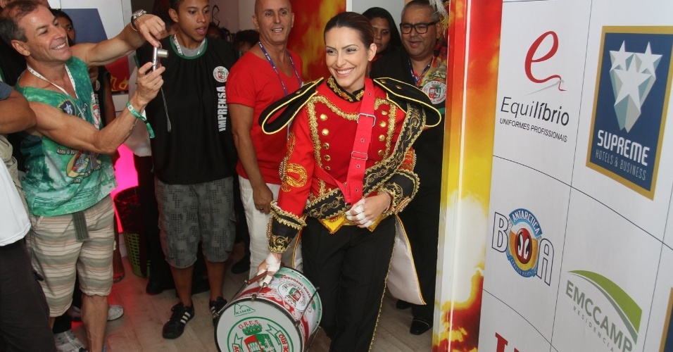 11.fev.2013 - Cléo Pires prepara-se para desfilar no Camarote da Grande Rio; atriz vai integrar a bateria da escola