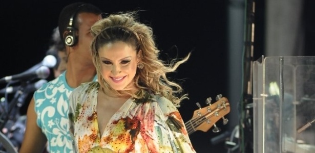 12.fev.2013 - A cantora Claudia Leitte prestou homenagem à Tropicalia em figurino utilizado durante sua apresentação no circuito Barra-Ondina
