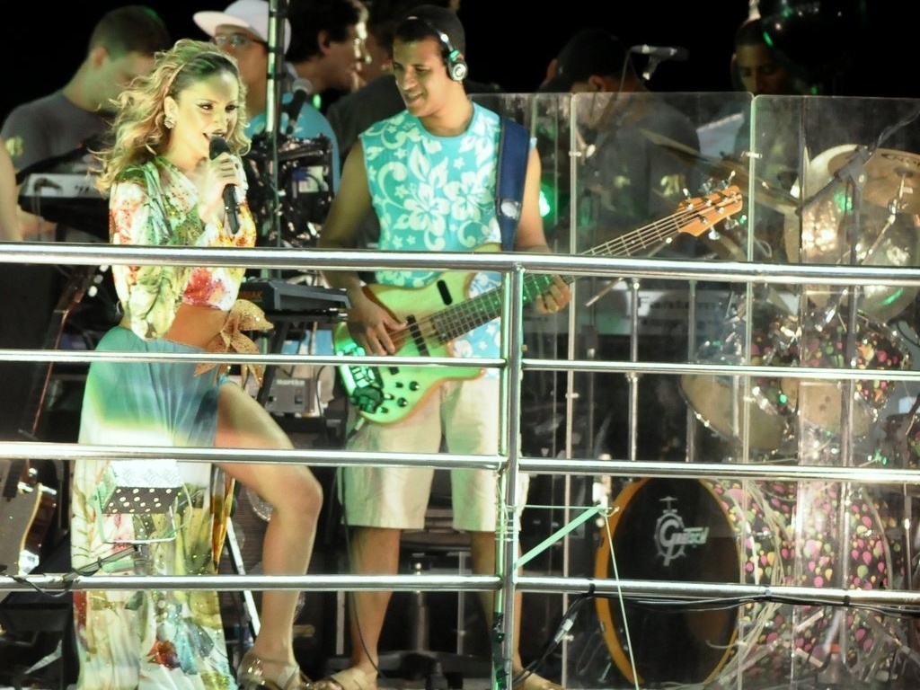 12.fev.2013 - A cantora Claudia Leitte prestou homenagem à Tropicalia em figurino utilizado durante sua apresentação no circuito Barra-Ondina