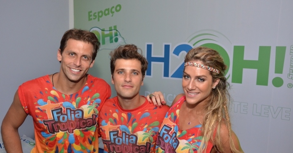 16.fev.2013 - Henri Castelli, Bruno Gagliasso e Geovanna Ewbank em camarote durante o desfile das campeãs do Carnaval Carioca