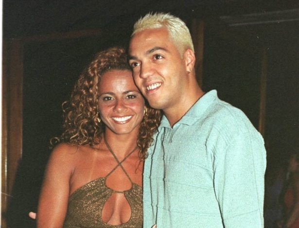 Viviane Araújo e o cantor Belo chegam no ensaio da escola de samba da Magueira, no Canecão, Rio de Janeiro. (13/2/2001)