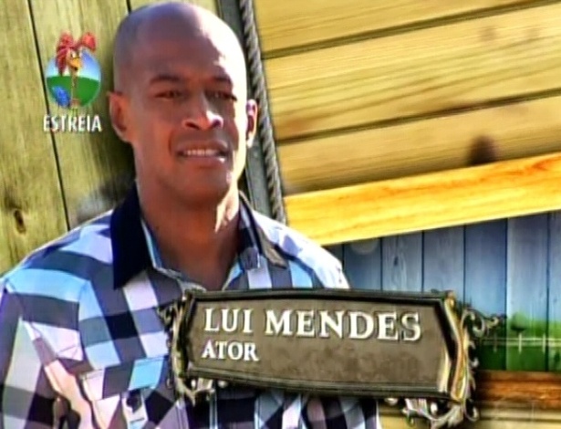 O ator Lui Mendes chega à Fazenda