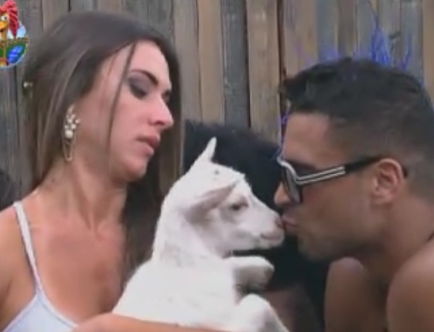 Nicole Bahls carrega cabra no colo e Gustavo Salyer a beija (31/5/12)
