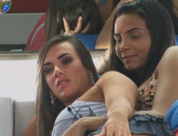 Nicole Bahls e Shayene Cesário conversam juntas na cama (31/5/12)