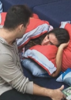 Rodrigo Capella insiste para Nicole Bahls dormir no quarto, mas a modelo se recusa