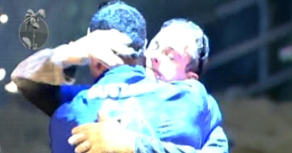 Após vencer prova e se livrar da primeira roça de "A Fazenda 5", Gustavo recebe abraço de Sylvinho (3/6/12)