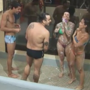 Diego Pombo (esq.), Rodrigo Capella (de costas), Penélope Nova (de biquíni verde) e Robertha Portella tomam banho juntos após nadarem na piscina (3/6/12)