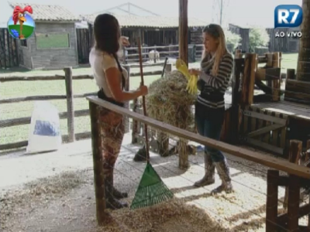 Nicole Bhals ensina Robertha Portella a cuidar das cabras (3/6/12)
