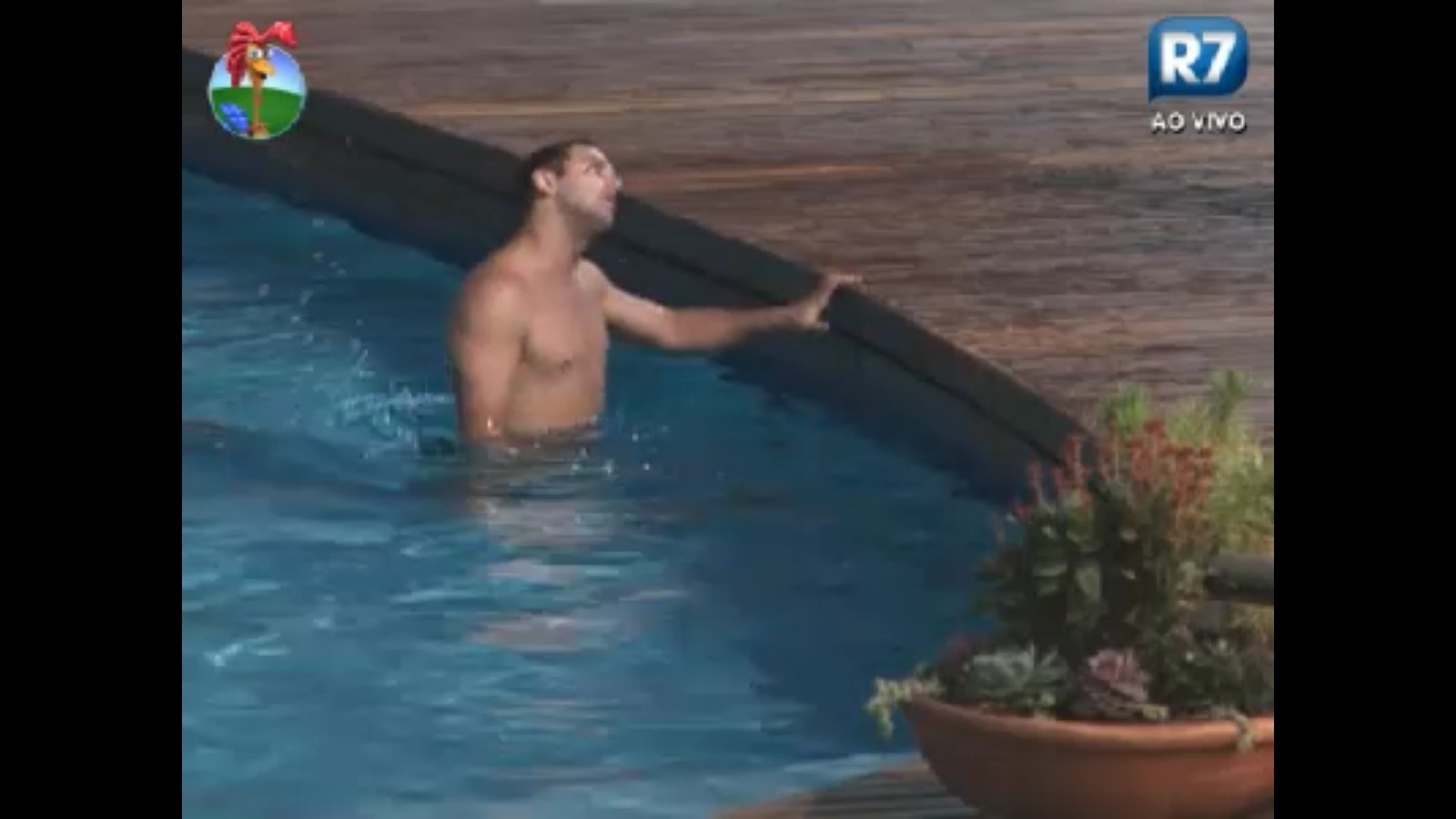 Rodrigo Capella aproveita a piscina durante a noite (3/6/12)