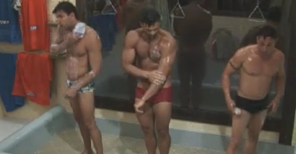 Após malharem na academia, Diego Pombo (esq.) Gustavo Salyer (centro) e Vavá (dir.) tomam banho juntos (4/6/12)