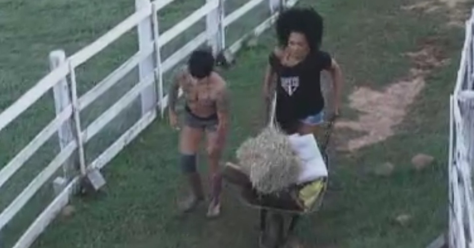 Simone Sampaio e Penélope Nova carregam feno pela fazenda (4/6/12)