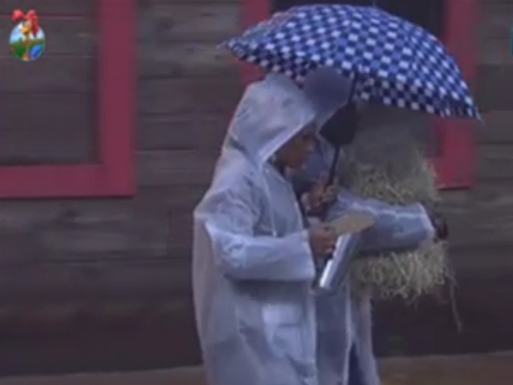Lui Mendes e Simone Sampaio usam capas e guarda-chuvas para se proteger do mau tempo (5/6/12)