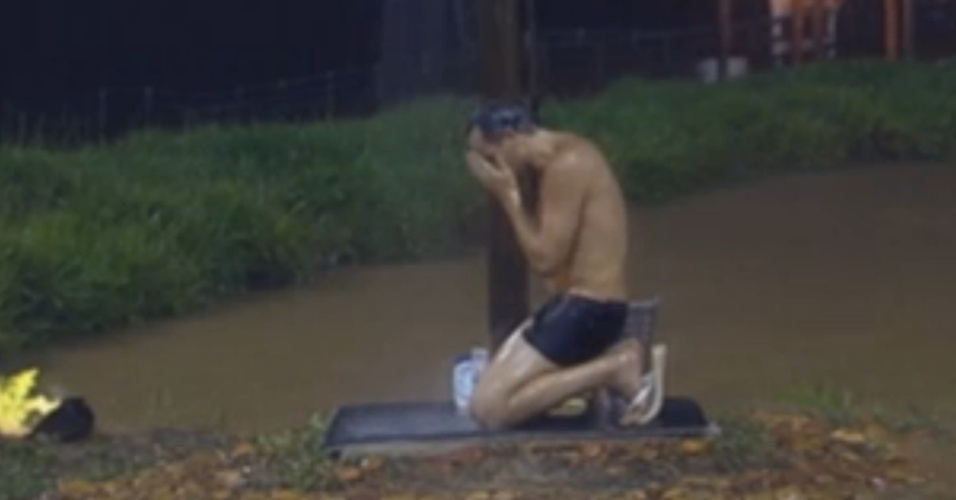 Sylvinho Blau-Blau se ajoelha e chora enquanto toma banho na área externa do celeiro (5/6/12)