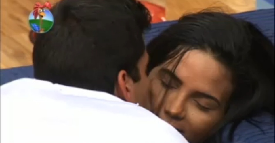 Diego Pombo dá beijo em Shayene Cesário (6/6/12)