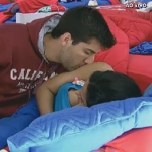 Diego Pombo e Shayene Cesário trocam carícias no quarto (6/6/12)