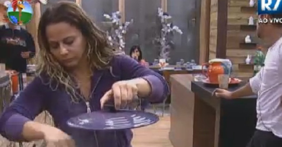 Viviane Araújo prepara arroz para o jantar dos peões (7/6/12)